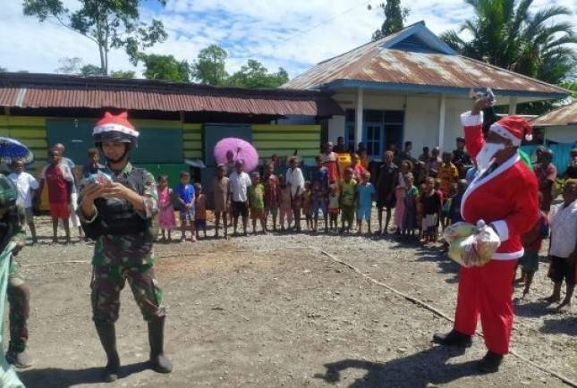 Satgas Yonif PR 431 SSP Bagikan Bingkisan Natal kepada Warga Asmat
