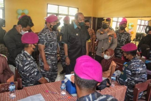 Prajurit Batalyon Infanteri 8 MarinirLaksanakan Serbuah Vaksinasi Merdeka di Langkat