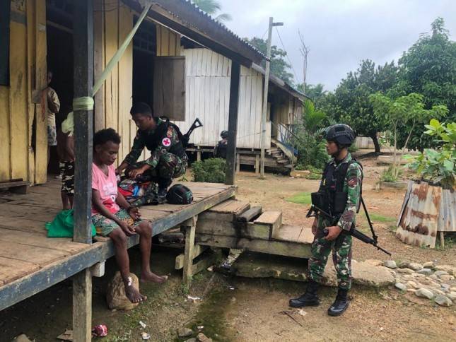 Peduli Kesehatan Satgas Pamtas Yonif 126/KC Laksanakan Pengobatan Door to Door Kepada Masyarakat