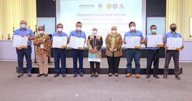 Menaker Ida Fauziyah Hadiri Penandatangan Perjanjian Kerja Bersama (PKB) PT Bridgestone Tire Indonesia