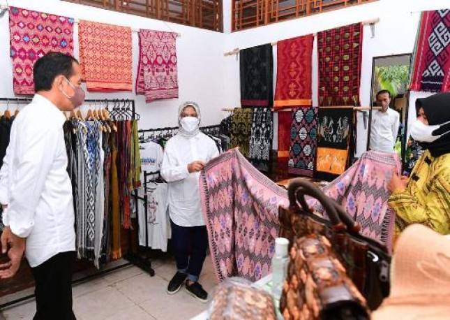 Presiden Jokowi dan Ibu Iriana Kunjungi Kawasan UMKM di Bazaar Mandalika NTB
