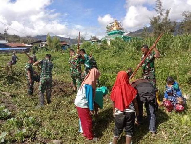 Satgas Kodim Yalimo Yonif RK 751 VJS dan Santri Membuat Kebun Sayuran