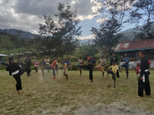 Satgas Kodim Yalimo Yonif RK 751 VJS Latihkan Dasar-Dasar Beladiri Pencak Silat kepada Generasi Muda