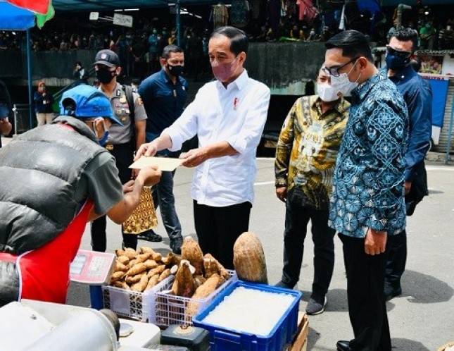 Senangnya Pedagang Pasar di Bandung Ini Dapat Tambahan Modal dari Presiden,  Penjual Bubur Sumsum: Terimakasih Pak Jokowi
