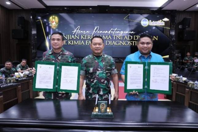 TNI AD Bersama PT Kimia Farma Salurkan Vaksin dan Sembako