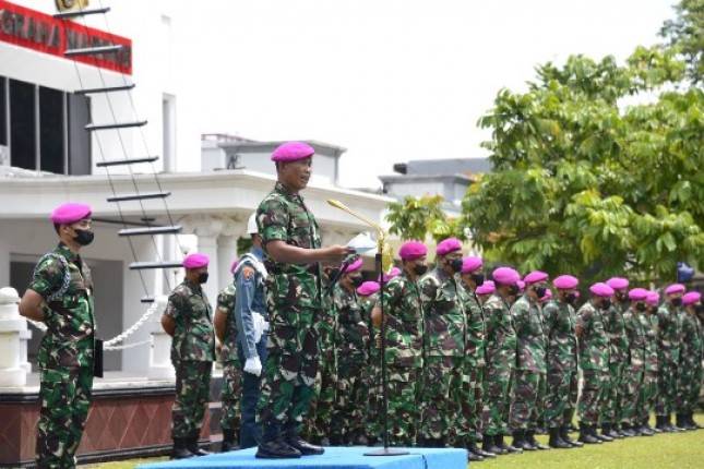   Dankormar  Mayjen  (Mar) Suhartono Lepas Batalion Gerak Cepat TNI Konga