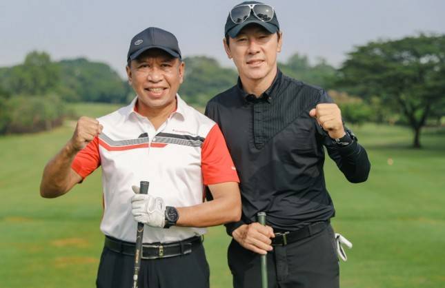 Keren! Menpora Amali Main Golf bersama Shin Tae-Yong Sambil Diskusikan Masa Depan Sepak Bola Indonesia
