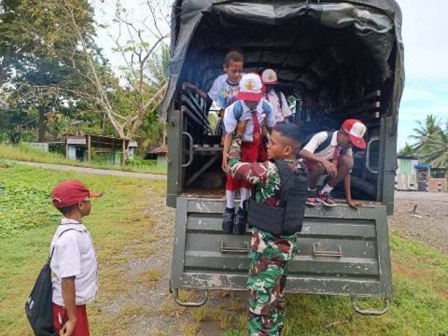 Satgas Yonif 126 KC Bantu Antar Jemput Anak Sekolah di Perbatasan