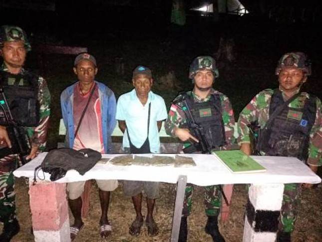 Satgas Pamtas Yonif 126/KC Amankan Narkotika Jenis Ganja dari Masyarakat