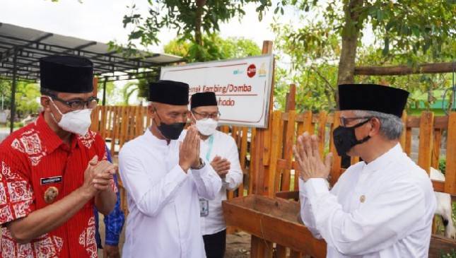 BSI, LAZ BSMU & OJK Kolaborasi Bantu Program Klaster Usaha Peternak Kambing dan Domba di Pesantren