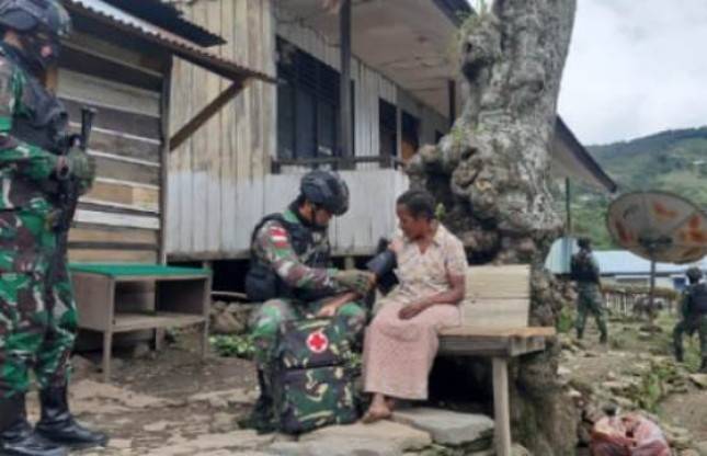 Tim Kesehatan Satgas Kodim Yalimo Yonif RK 751/VJS Temui Warga untuk Pemeriksaan Pengobatan 