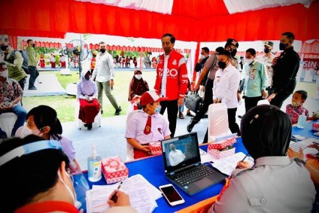 Presiden  Jokowi Tinjau Pelaksanaan Vaksinasi di Kota Palu Sulawesi Tengah