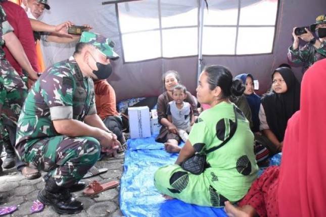 Kasad  Jenderal TNI Dudung Abdurachman Tinjau Kesigapan Penanganan Bencana di Pasaman Barat