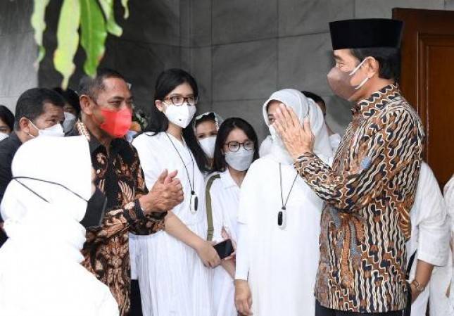 Presiden Jokowi Takziah ke Rumah Duka Almarhum Pakdenya di Solo