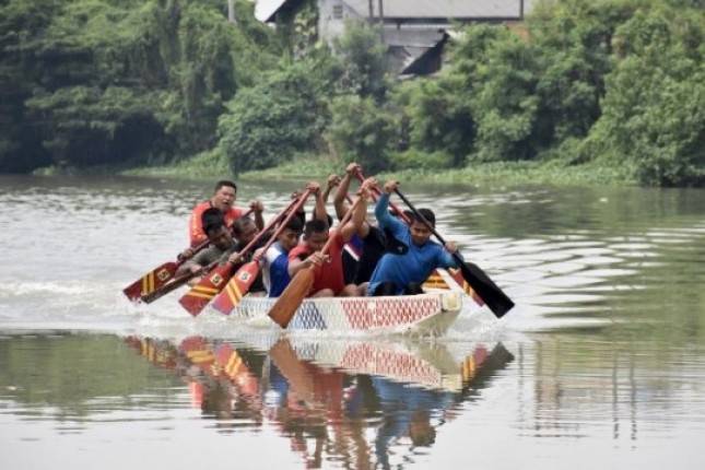 Prajurit Yonif 5 Marinir Surabaya Latihan Dayung Perahu Naga