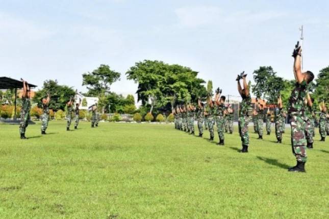 Prajurit Yonif 5 Marinir Surabaya Laksanakan Olahraga Senam Senjata