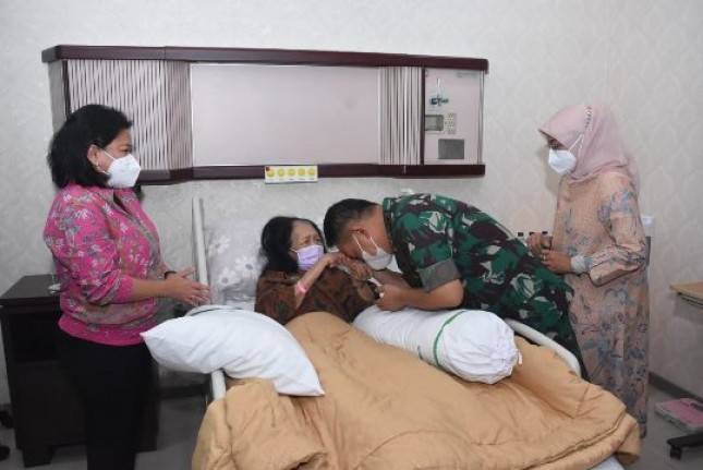 KASAD Jenderal TNI Dudung Abdurachman Beri Perhatian pada Warakawuri