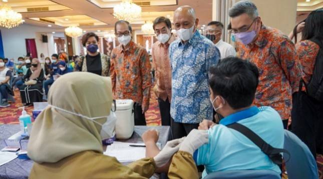 Menteri Teten Apresiasi Sentra Vaksinasi Booster Kolaborasi Hippindo Bersama Uniqlo