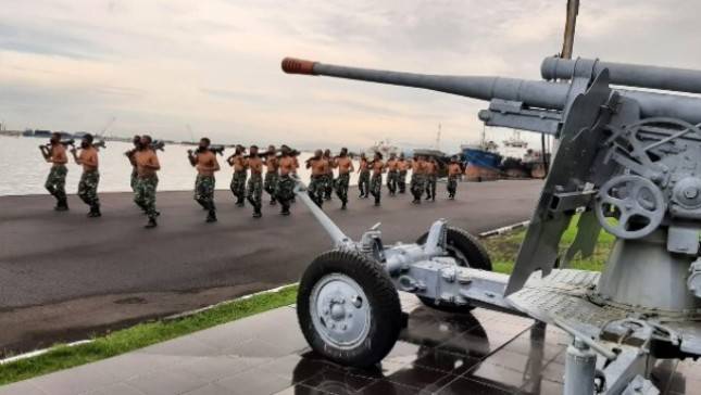 Prajurit Petarung Marinir Makassar Laksanakan Lari Pagi Bersenjata