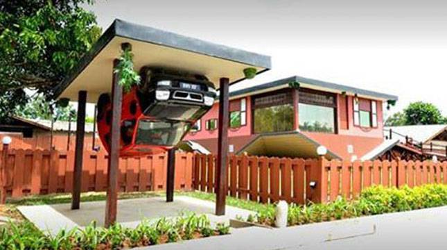 Rumah Tebalik di Lombok Ini Jadi Tempat Wisata Selfie yang Unik
