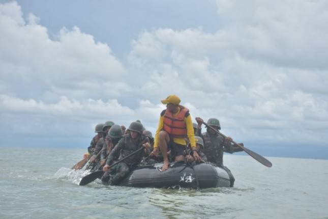 Peserta Latihan Standardisasi Prajurit Kostrad Melaksanakan Pancangan Kaki Pantai