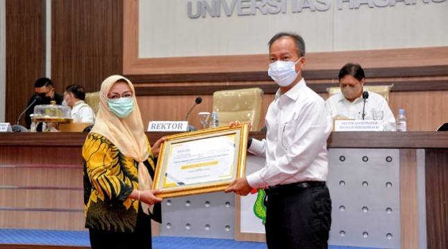 Serahkan Bantuan Pinoti, Menperin Agus Dorong Lulusan Universitas Hasanuddin jadi Wirausaha Bertalenta Digital
