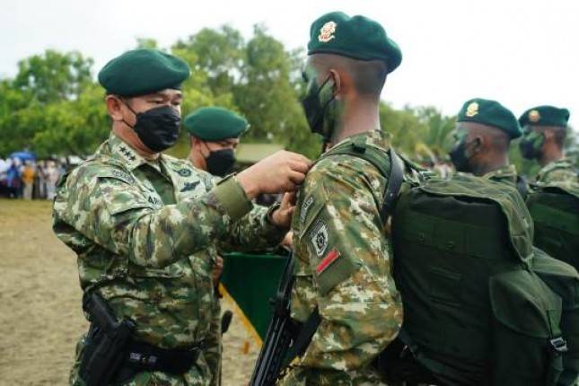 Pangkostrad Letjen Maruli Sematkan Brevet Cakra Kepada Peserta Latihan Standardisasi Prajurit Kostrad Gelombang XII TA. 2022 