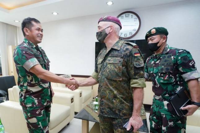 Pangkostrad Letjen TNI Maruli Simanjuntak Terima Kunjungan Kehormatan Athan Kedubes Jerman