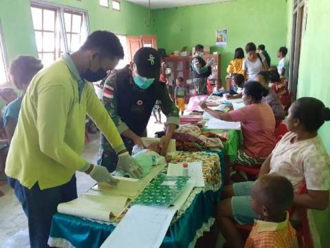 Satgas Yonif 126 KC Bantu Berikan Imunisasi Balita Perbatasan