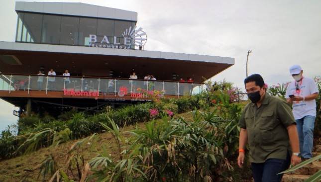 Balapan MotoGP Terasa Lebih Seru dari Bale TelkomGroup di Bukit 360 Mandalika