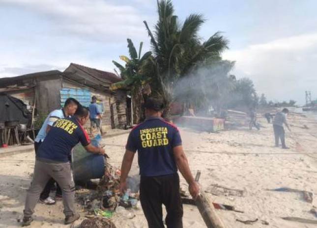 Anggota Bakamla RI Laksanakan Bersih Bersih Pantai Batu Belubang Babel