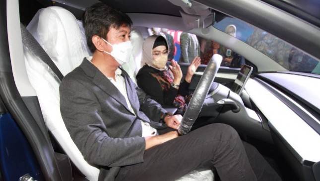 BNI Serahkan Hadiah Mobil Listrik Tesla Ke Pemenang 