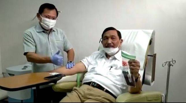 Bangga Karya Anak Bangsa! Menko Luhut Divaksin Nusantara Langsung oleh Dokter Terawan 
