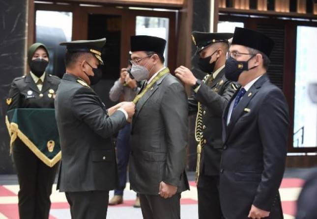 KASAD Jend TNI Dudung Abdurachman  Anugerahkan Bintang KEP Utama Kepada Pimpinan BPK RI