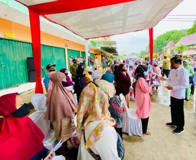 Presiden Jokowi Bagikan BLT di Pasar Angso Duo Provinsi Jambi