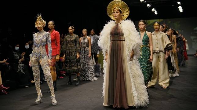 Hian Tjen x Make Over Melenggang di Panggung Mode Dunia Arab Fashion Week 2022/2023