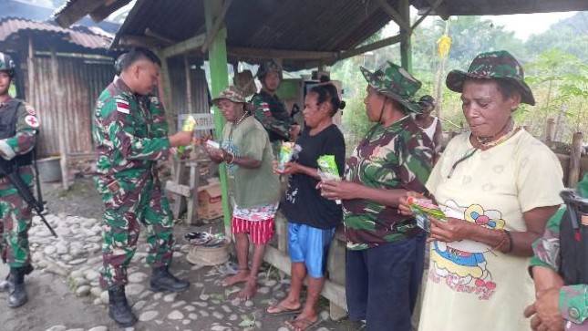 Satgas Yonif 126 KC Salurkan Bibit Padi dan Jagung untuk Warga Perbatasan