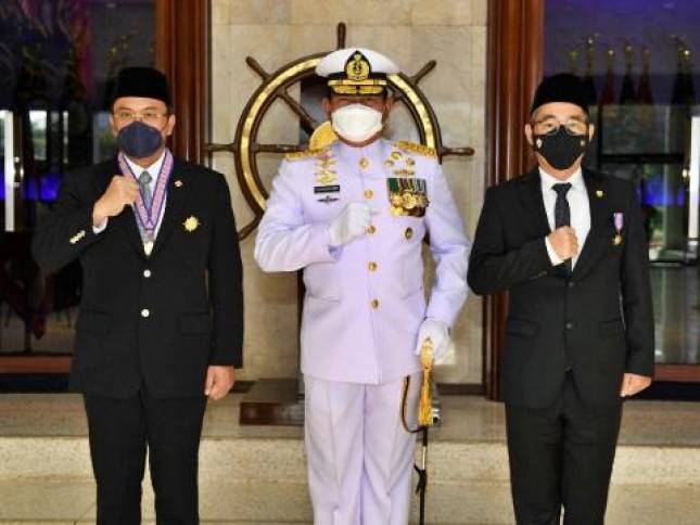 KASAL Laksamana TNI Yudo Margono Sematkan Tanda Kehormataan kepada Ketua BPK RI