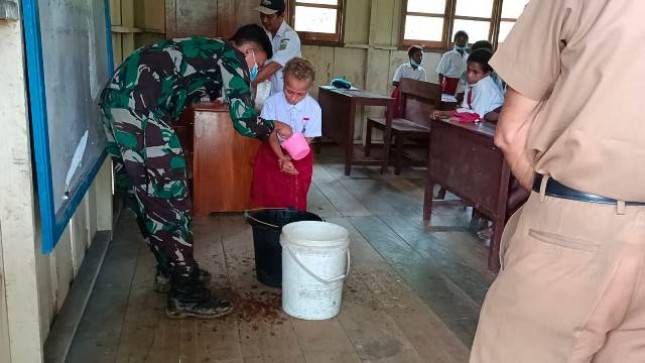 Ajarkan Cuci Tangan Yang Benar, Satgas Yonif 126 KC Edukasi Anak-Anak SD Perbatasan