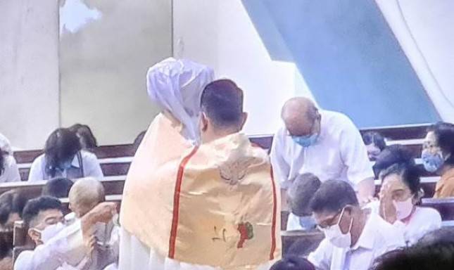 Peringati Kamis Putih Umat Katolik Penuhi Gereja Santo Albertus Harapan Indah Bekasi