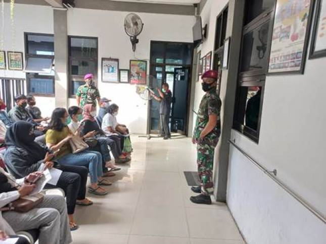 Prajurit Korps Marinir Surabaya Laksanakan Perbantuan Vaksinasi