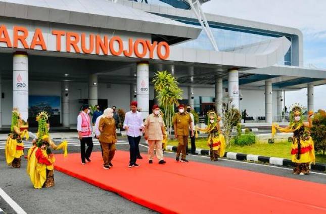 Presiden Jokowi : Tingkatkan Konektivitas Pulau-Pulau Sekitar Madura, Resmikan Bandara Trunojoyo