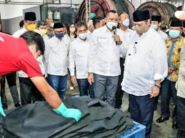 Keliling Garut, Menko Airlangga Sambangi Industri Kulit Widodo Makmur dan Agro Investama  