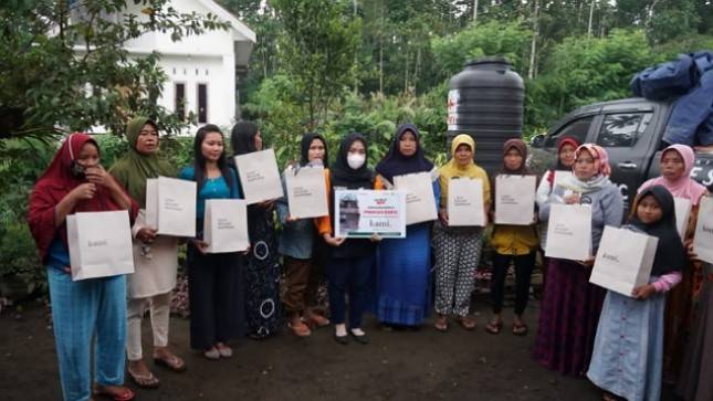 Gandeng ACT dan Dompet Dhuafa, KAMI Donasikan Ratusan Baju untuk Pengungsi Bencana Gunung Semeru