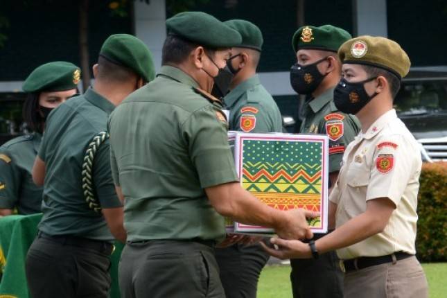 Pangkostrad Letjen TNI Maruli Simanjuntak  Berikan Bingkisan Hari Raya kepada Prajurit dan PNS Kostrad