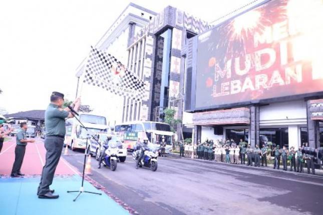KASAD Jend TNI Dudung Abdurachman  Lepas Mudik Bersama 1206 Personel Mabesad
