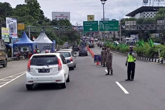 Cegah Kemacetan, Polisi Mulai Batasi Kendaraan Besar Masuk Jalur Alternatif Puncak Bogor