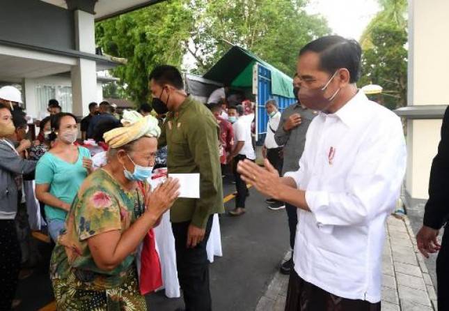 Presiden Jokowi Bagikan Bingkisan kepada Masyarakat Tampaksiring Bali