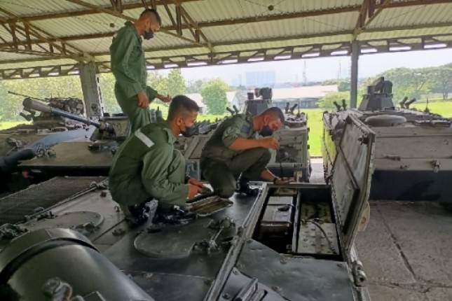 Prajurit Yontankfib 2 Marinir Surabaya Laksanakan Pemeliharaan Perawatan Ranpur