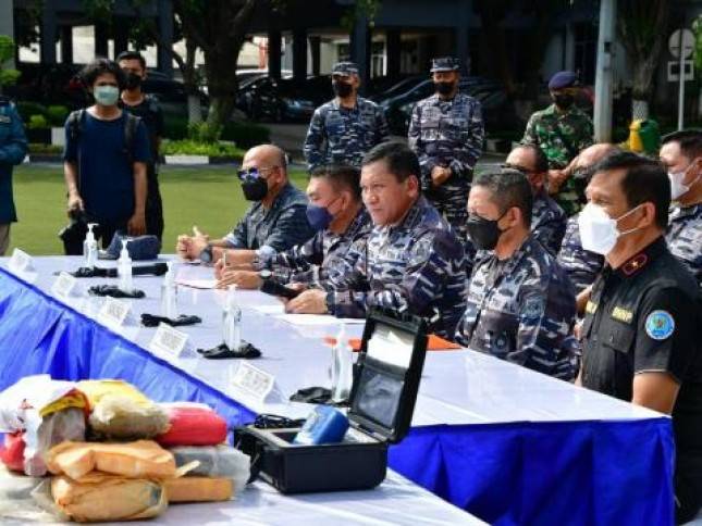 Patroli TNI AL Gagalkan Penyelundupan 179 Narkoba Kokain Senilai Rp 1,25 Triliun